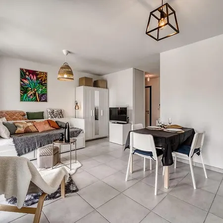 Emergence - Beautiful For 2 People Balcony And Garage Apartment