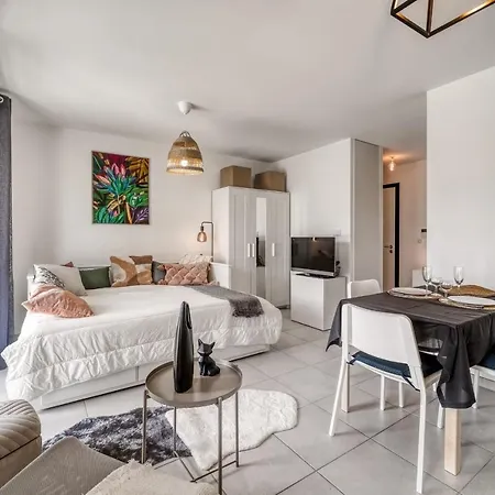 Emergence - Beautiful For 2 People Balcony And Garage Apartment